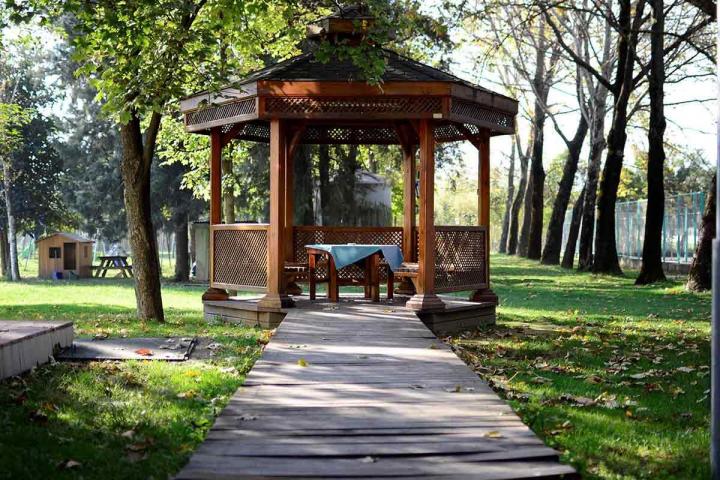 Transformez votre extérieur en un espace accueillant et harmonieux avec une véranda ou une pergola personnalisée.