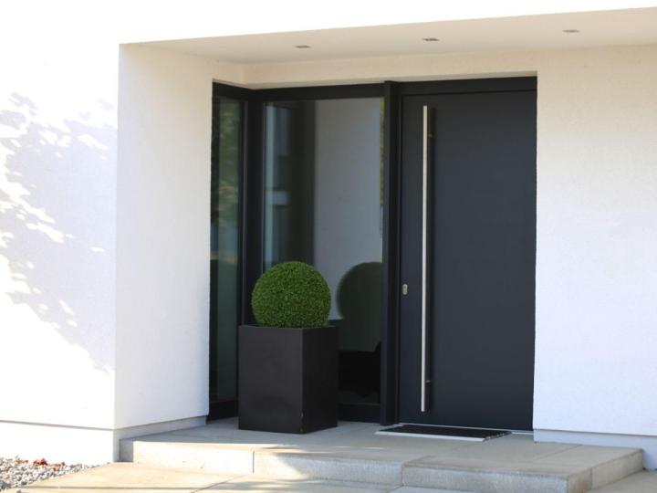 Fourniture de portes d'entrée sur mesure Vaucluse